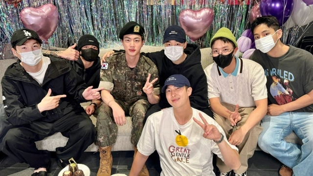 bts-festa-2024-when-v-jungkook-jin-rm-jimin-jhope-suga-had-heartfelt-letter-exchanges-with-armys-kpop